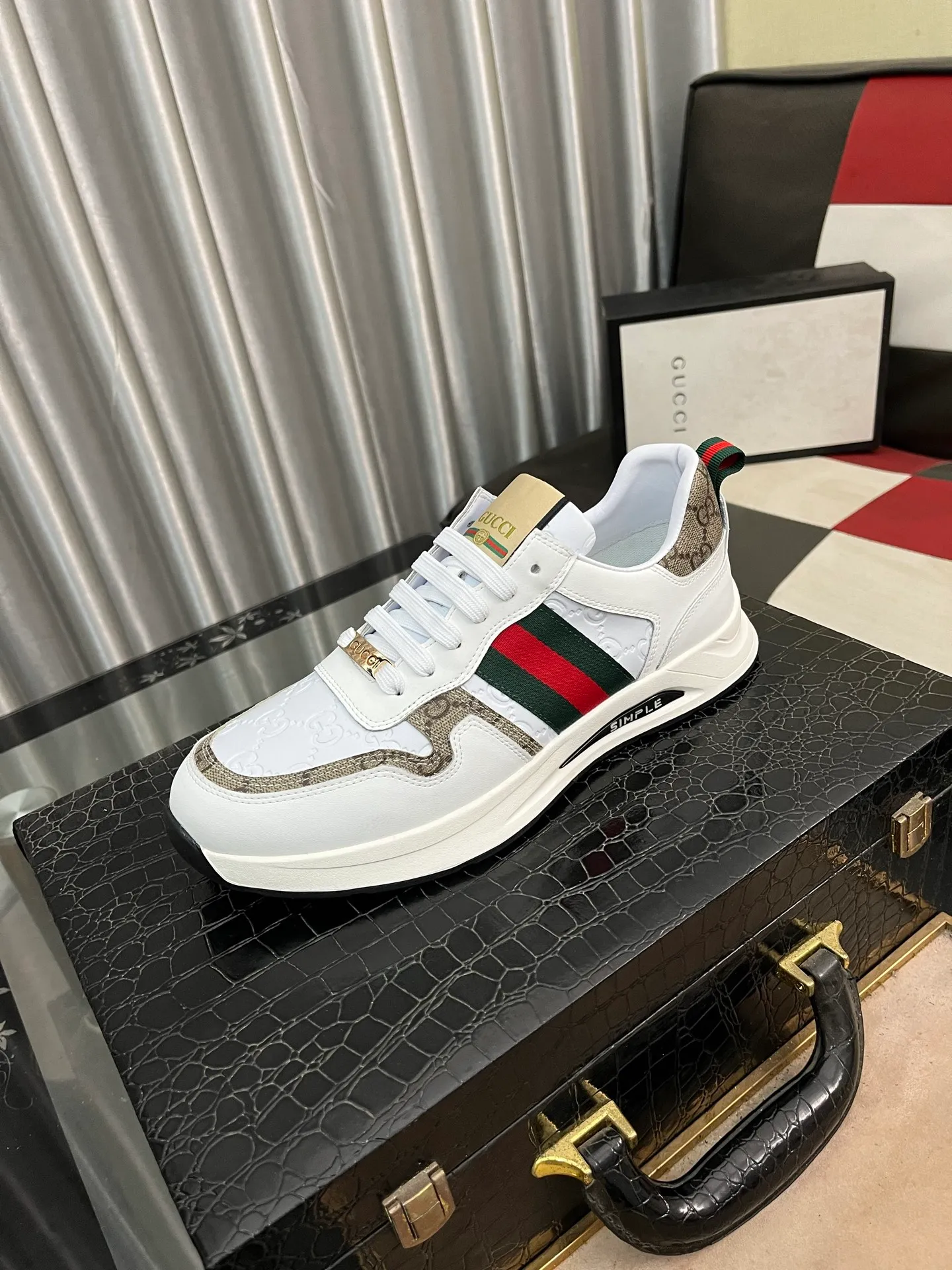 Men's shoes💰420⌚️⌚️[GUCCI] Gucci men's casual shoes are absolutely popular🔥The ultimate matching item for trendy men! The charm of super texture is irresistible, the main recommendation, the flower leather color is bright! The upper is made of high-quality cowhide with branded fabrics, pigskin lining for the feet, and wear-resistant rubber sole, which is noble and elegant! Extremely comfortable🎁🎁You can be as handsome as you want💪 38-442️⃣colors available